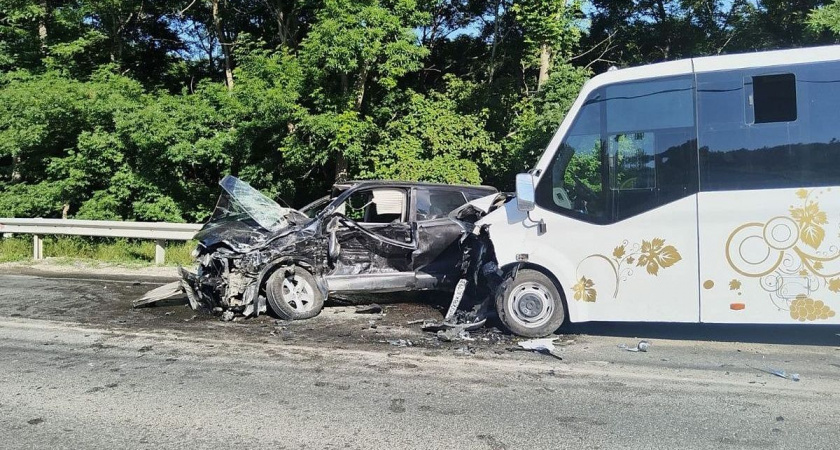 Легковушка вылетела на встречку и столкнулась с автобусом под Новороссийском: пострадали шесть человек