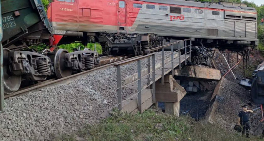 Трёхдневный траур объявили в Брянской области после обрушения моста, в результате которого погибли семь человек 