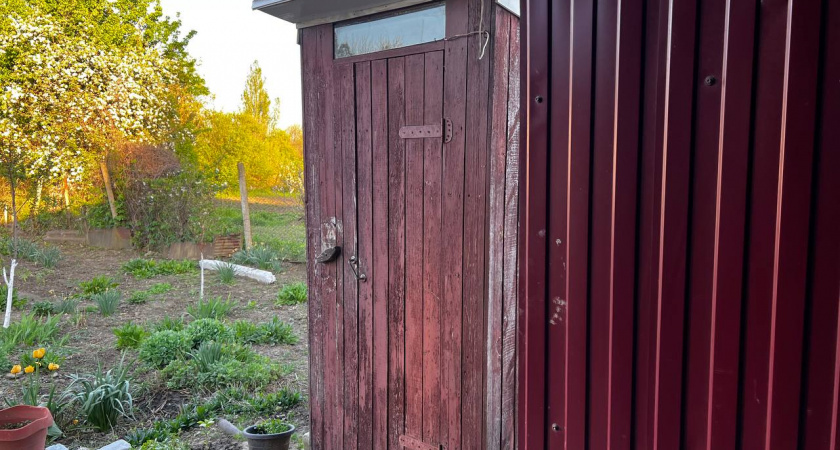 Рюмку в унитаз на ночь — к утру выгребная яма чиста: делаем так раз в месяц — и откачка не нужна 15 лет