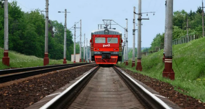 Поезд «Мурманск – Новороссийск» сбил мужчину на железнодорожном переезде