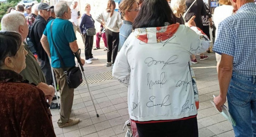 «С ума можно сойти!»: около 300 человек выстроились в очередь в 5-ю поликлинику Новороссийска