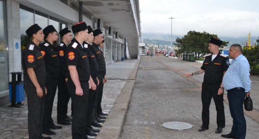 Девять казаков будут следить за порядком на набережной Новороссийска этим летом