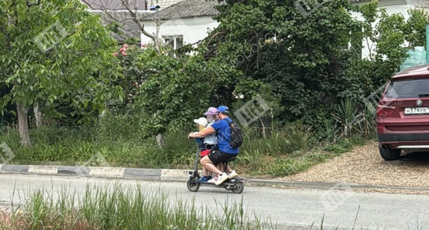 «В больницу спешат?!»: новороссийцы засняли опасную поездку с двумя маленькими детьми на самокате