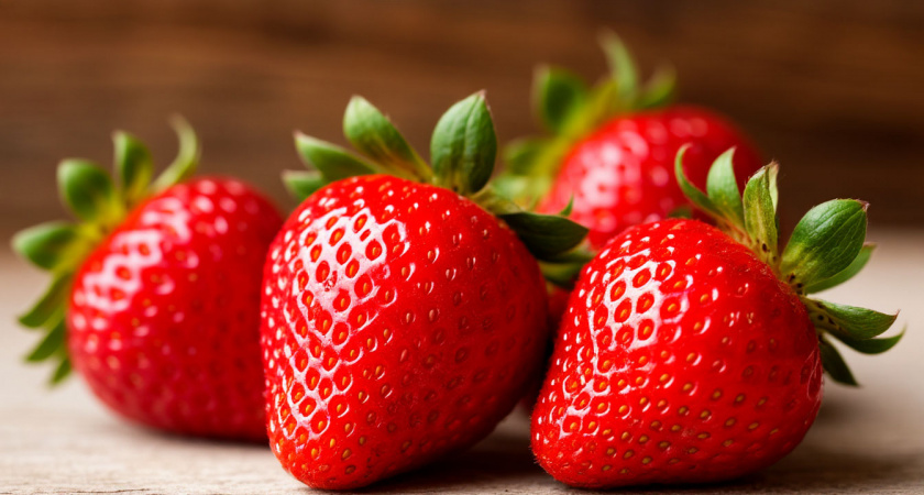 В июне на клубнику раскидываю такой порошок: вредители сматываются с огорода, а ягода растет крупная и сладкая, как мед