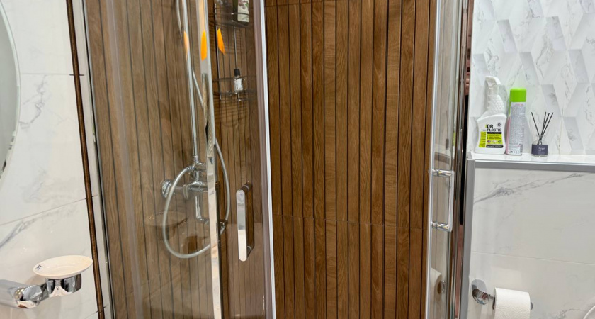 Забудьте о плитке и штукатурке: строители рекомендуют современный материал для отделки ванной комнаты — простой и гибкий