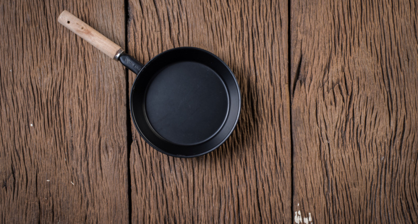 Сияет как новая и без нагара: 5 методов, чтобы смыть весь жир на сковородках и кастрюлях — без жуткой химии