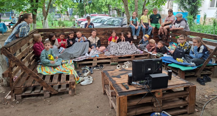 Новороссийцы организовали летний кинотеатр для детей прямо во дворе дома