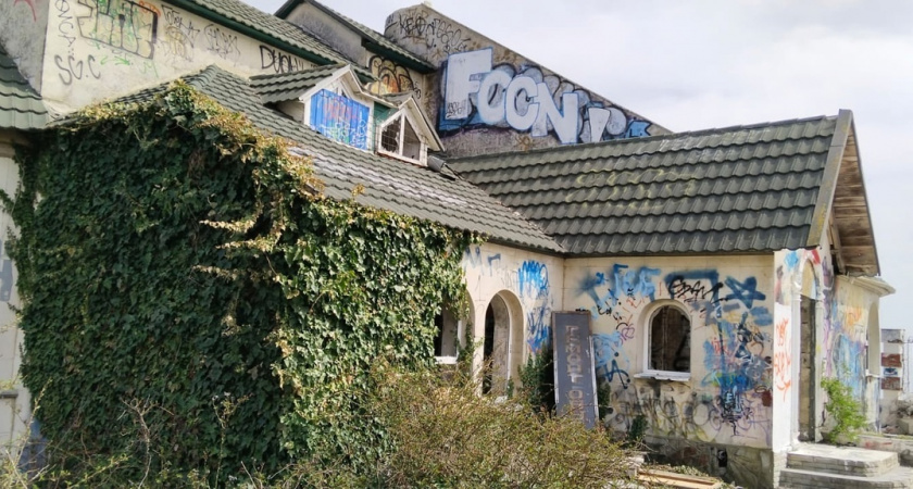 В поселке Мысхако под Новороссийском выставлена на продажу зловещая заброшка, где снимали «Битву экстрасенсов»