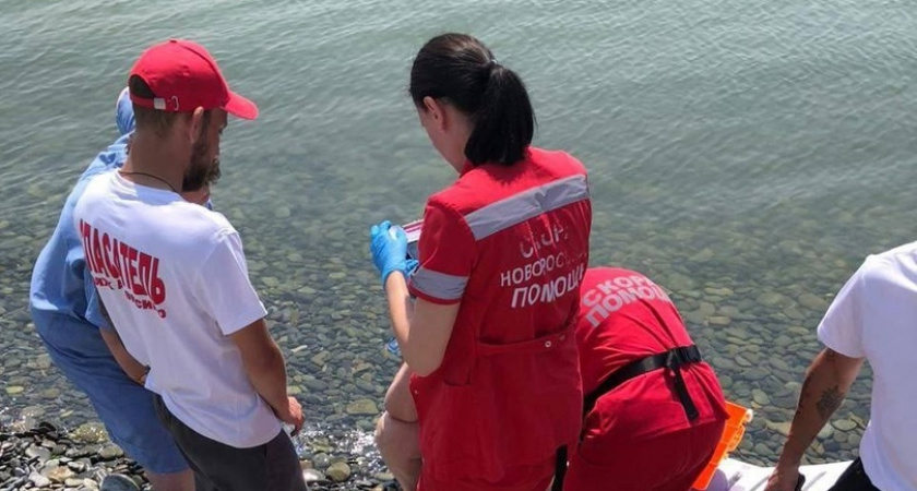 В Новороссийске на пляже спасатели оказали помощь мужчине
