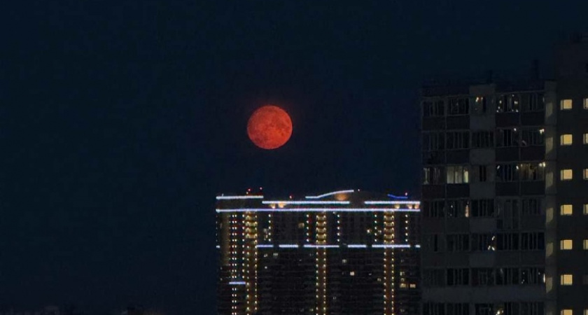 Сегодня ночью новороссийцы любовались «клубничной Луной»: 10 уникальных фото