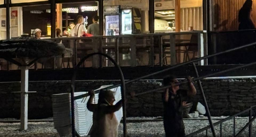 Женщина и ребёнок сломали пандус для инвалидов на пляже в Новороссийске