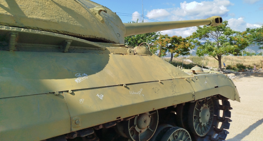 Вандалы изрисовали танк в музее военной техники на «Малой Земле» в Новороссийске