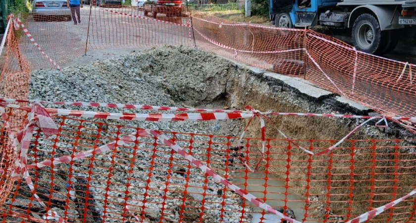 «Уже асфальт размыло!»: новороссийцы жалуются, что разрытую коммунальщиками яму второй месяц заливают дожди