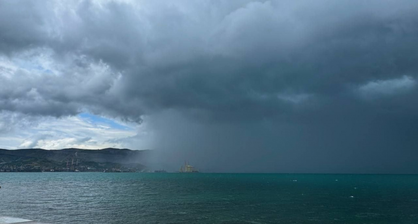 В Новороссийске прошел ливень с грозой и градом: фото и видео последствий стихии