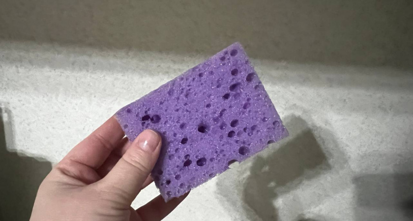 Зачем я вырезаю в губке для мытья посуды дырку - вы точно будете повторять этот лайфхак