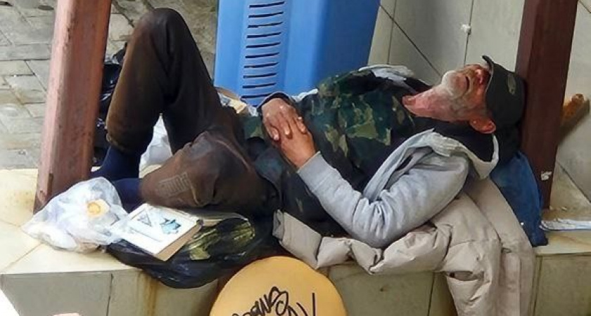 «Не алкаш, читает книги!»: новороссийцы просят администрацию города помочь бездомному