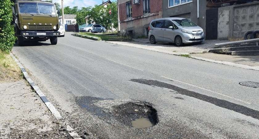 В Новороссийске болшегрузы раздавили асфальт и трубу: горожан заставляют ремонтировать дорогу и коммуникации за свой счет