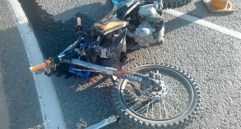 На трассе "Новороссийск – Керчь" две 14-летние девушки на питбайке попали в аварию