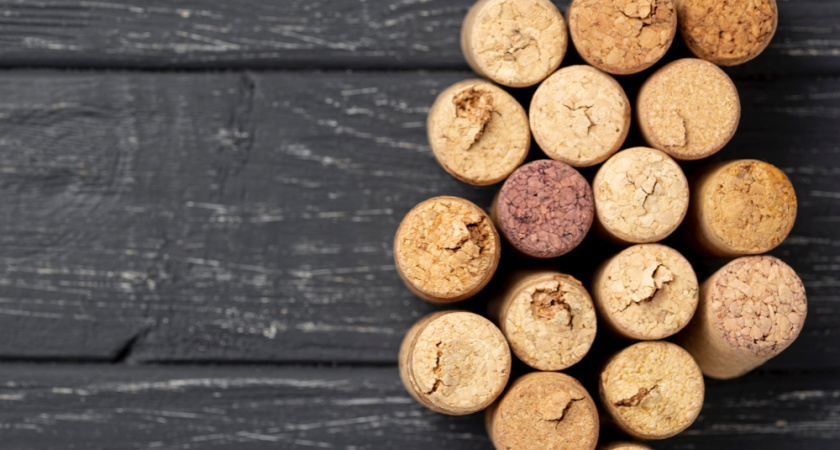 Сосед-дачник разбрасывает винные пробки в огороде: сначала смеялись, теперь тоже так делаем – супер польза