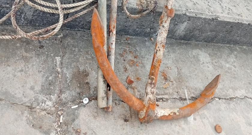 В Новороссийске со дна моря подняли якорь с рыбацкого судна