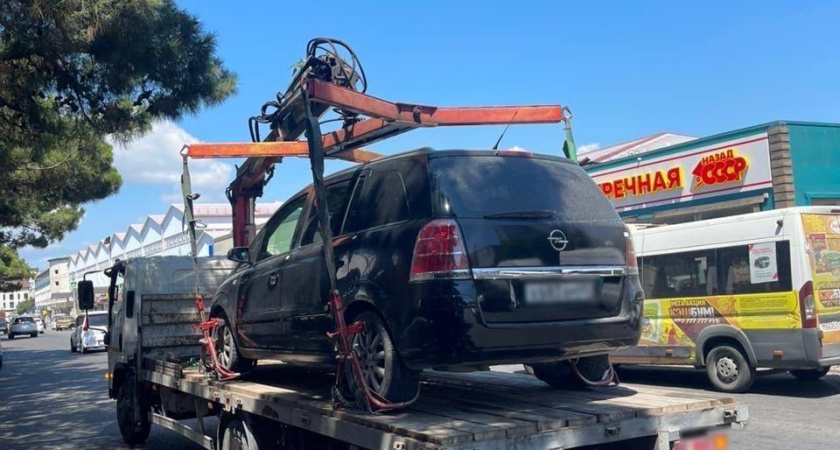 В Новороссийске усилили контроль за парковкой: эвакуируют нарушителей