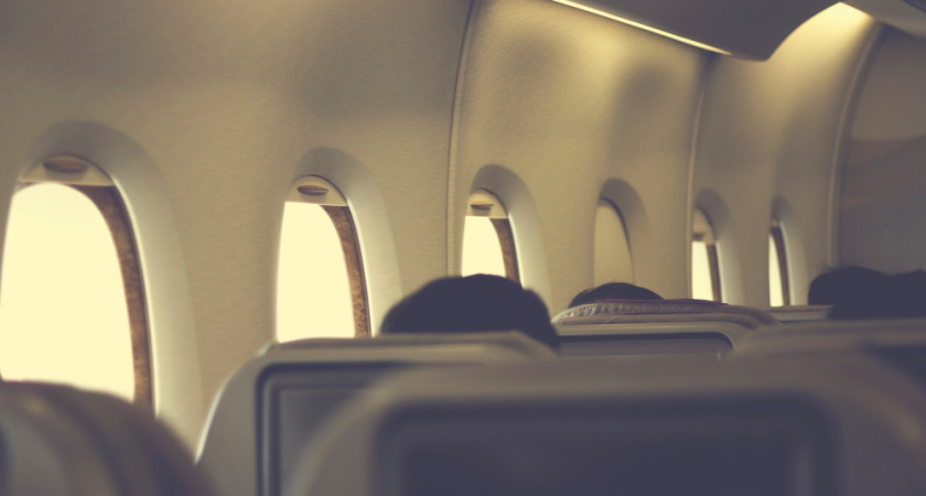 "Девушка, вы с ребенком не хотите пересесть на места у туалета?" – вот как правильно поступила молодая мамочка в самолете