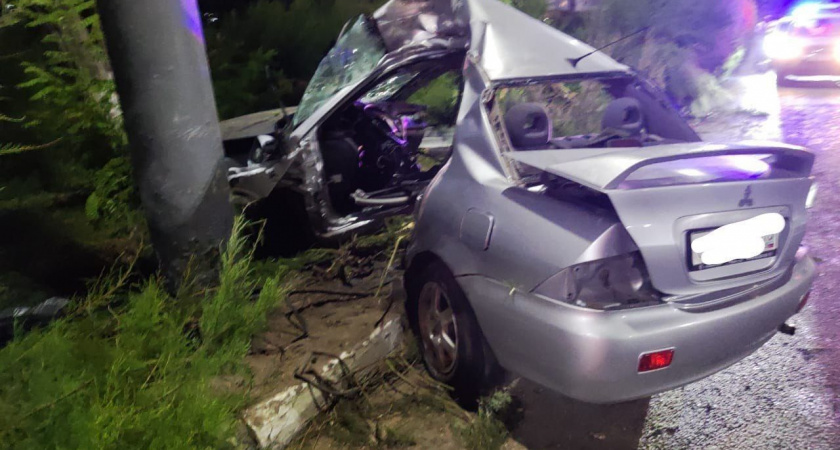 В Новороссийске иномарка на полном ходу врезалась в опору линий электропередач: водитель погиб