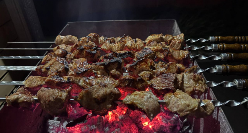 В Грузии мясо для шашлыка маринуют только так - забудьте об уксусе, майонезе и соевом соусе. Вкус шикарный