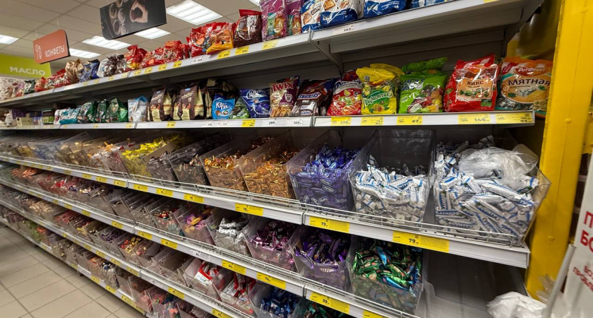 Бывшие работники Магнита и Пятерочки рассказали, почему не стоит покупать конфеты на развес