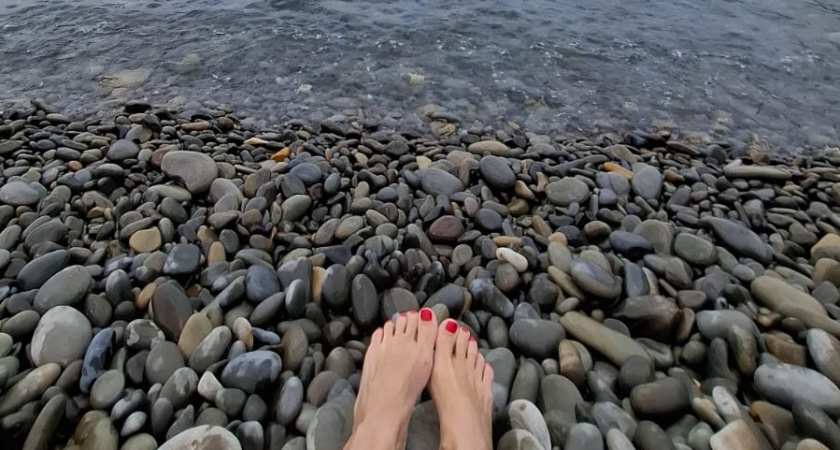 Поголовно сдают билеты: туристов предупредили о бактериях в море, вызывающих которые вызывают холеры