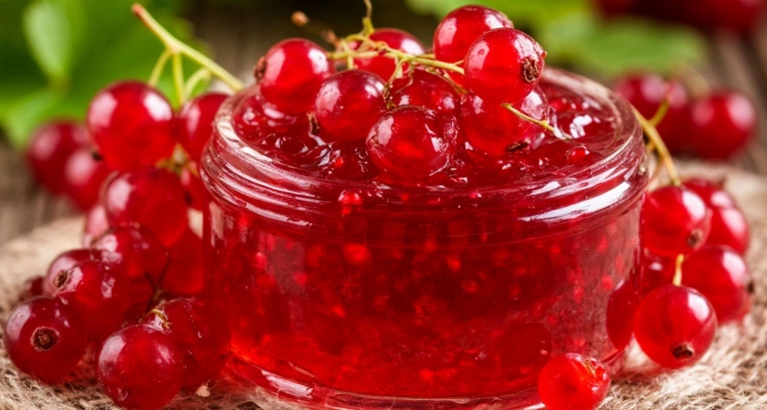 Ароматное густое желе из красной смородины всего за 10 минут — вкуснее любого магазинного десерта