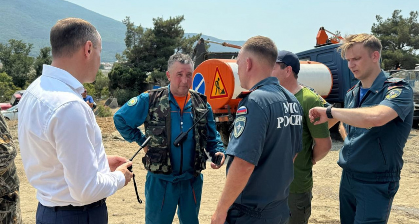 В Кабардинке под Новороссийском горит лес на площади 4 гектара