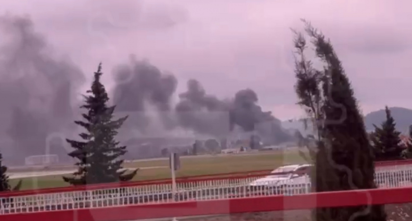 В Сочи из-за падения дрона загорелись резервуар, гаражи и магазин