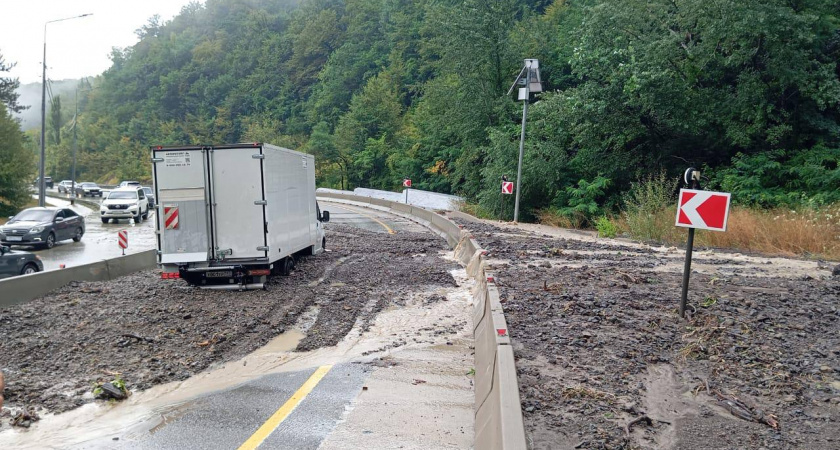 Стихия обрушилась на Туапсинский район: смыло мост, перекрыта трасса, над морем — смерчи
