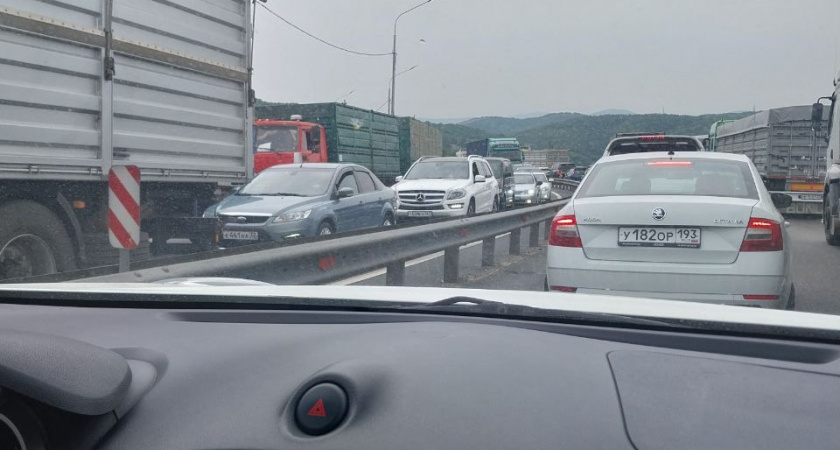 Власти перенастроили светофоры, но пробка на въезд в Новороссийск меньше не стала