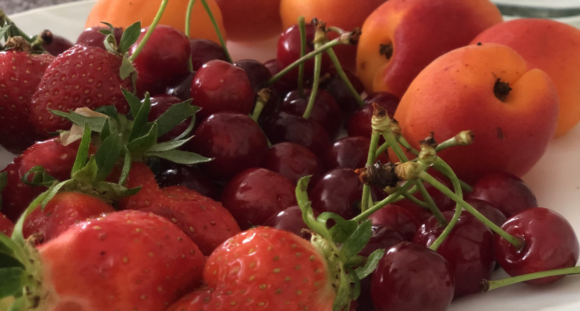 Эта ягода — самая вредная: а мы едим ее покупаем как деликатес, еще и детей постоянно заставляем есть