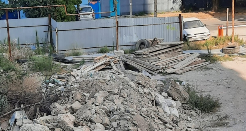 В Новороссийске застройщик сваливает строительный мусор и грунт под окна соседней многоэтажки