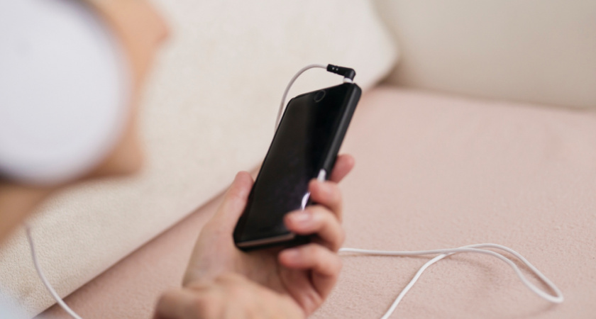 Телефон на ночь на зарядку теперь никогда не ставлю: друг-айтишник рассказал страшную правду