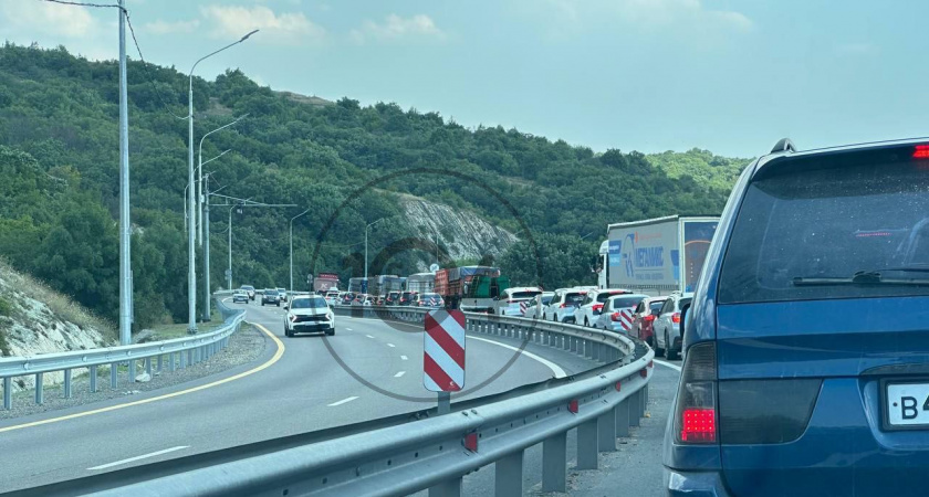 Испытание жарой и грузовиками: въезд в Новороссийск превратился в зону диких пробок