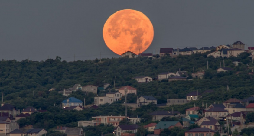 Золотой апельсин: над Новороссийском нависла Осетровая Луна