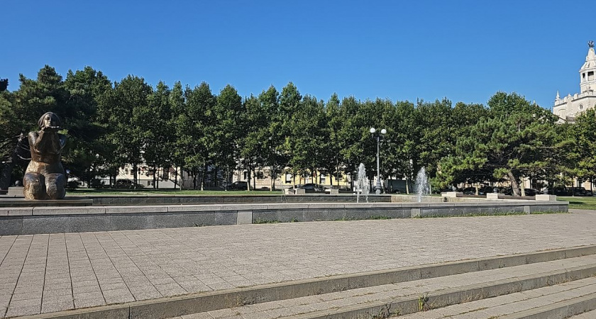 Две жалкие струйки: жители Новороссийска недовольны работой фонтана «Дарующая воду»