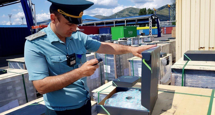 В Новороссийске задержали более 23 тонн «серых» автозапчастей из Китая
