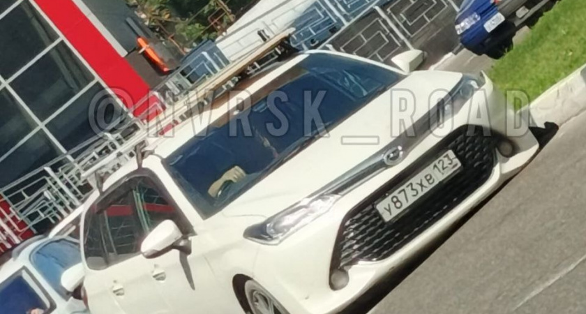 В Новороссийске на Кутузовском кольце иномарка провалилась в дыру в асфальте