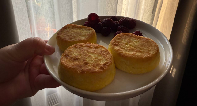 Мука отбирает у сырников 50% творожного вкуса: замените ее совсем другим продуктом — будут вкуснее, нежнее и легче