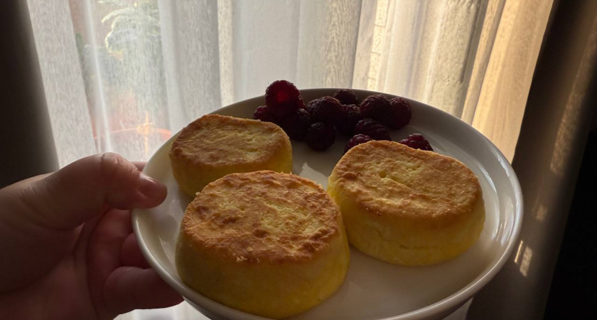 Забудьте муку в сырниках навсегда: этот секретный ингредиент сохранит творожный вкус и впечатлит результатом