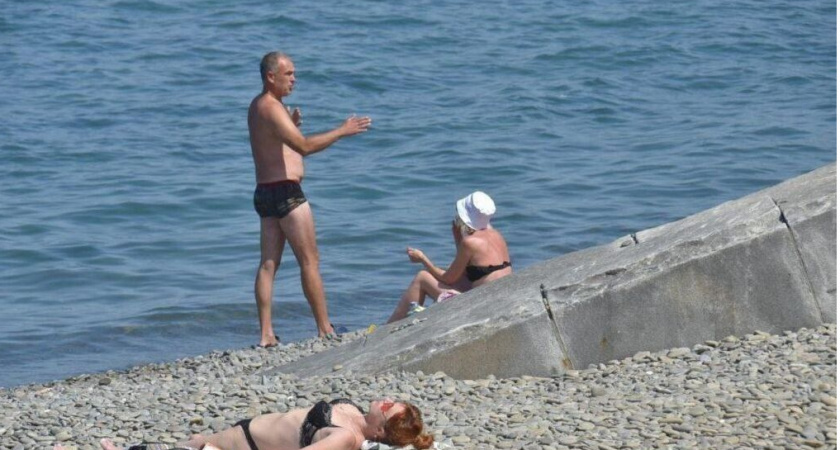 «Это верх наглости и цинизма!»: в Новороссийске отдыхающие снова купаются и загорают у подножия мемориала «Малая Земля»