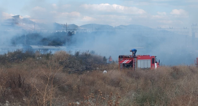 В Новороссийске произошло возгорание сухостоя: дым окутал район Цемдолины