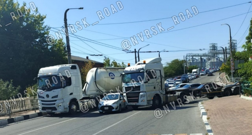 Транспортный коллапс: в Новороссийске два большегруза и легковушка парализовали движение