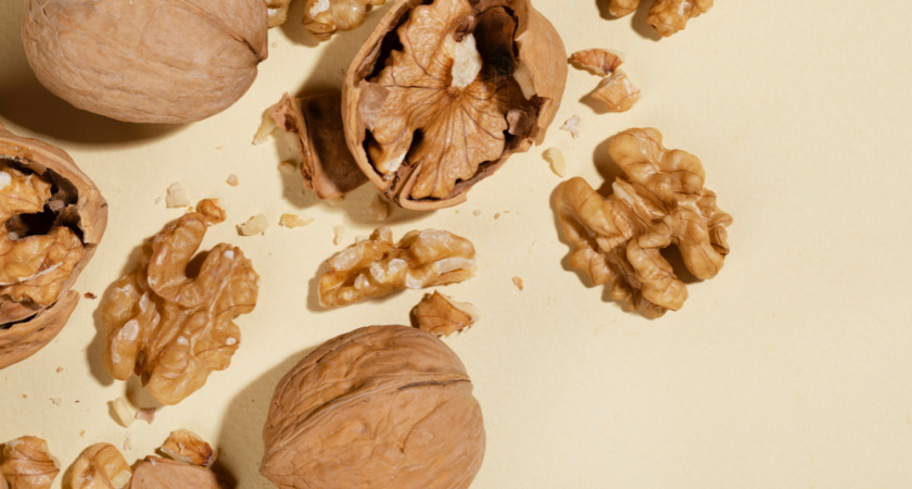 Теперь грецкие орехи не чищу - использую бутылку: легко как щелкать семечки - ядрышко целое, крошек не будет