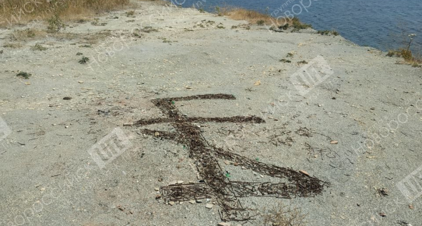 Жительница Новороссийска обнаружила странный иероглиф, выложенный гвоздями, на берегу в Мысхако